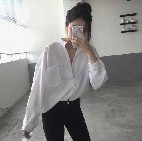 Стилна дамска риза с V-образно деколте и джоб в черен и бял цвят