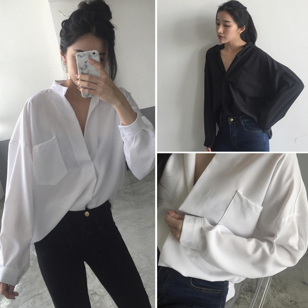 Стилна дамска риза с V-образно деколте и джоб в черен и бял цвят