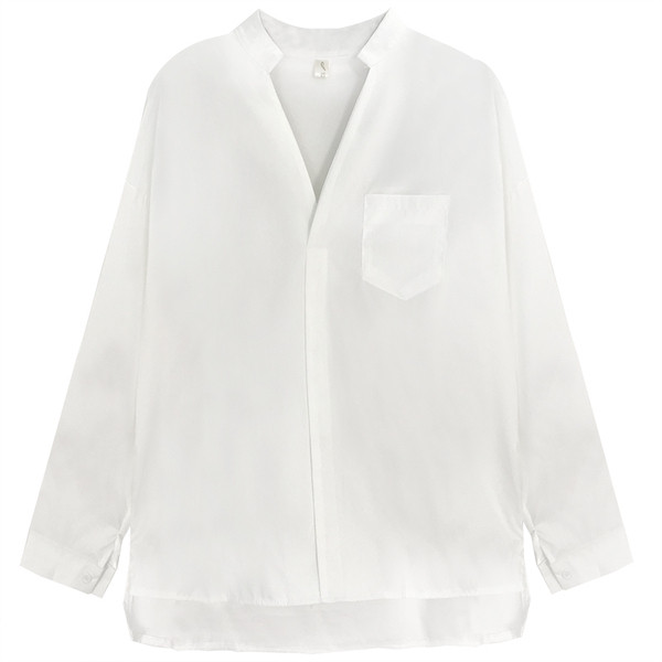 Стилна дамска риза с V-образно деколте и джоб в черен и бял цвят