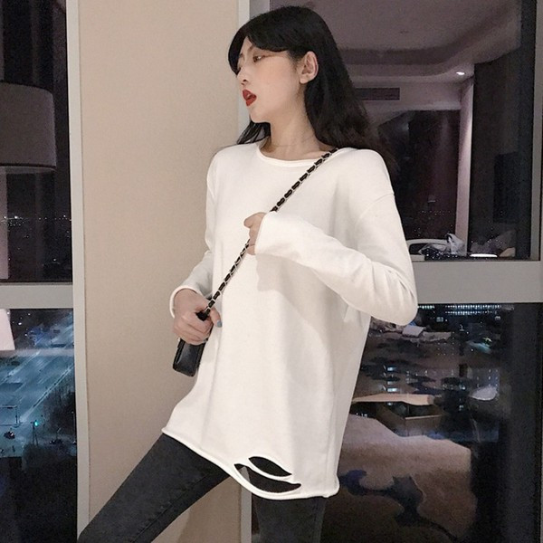 Eжедневна дамска блуза дълъг модел с разкъсани мотиви в бял цвят 