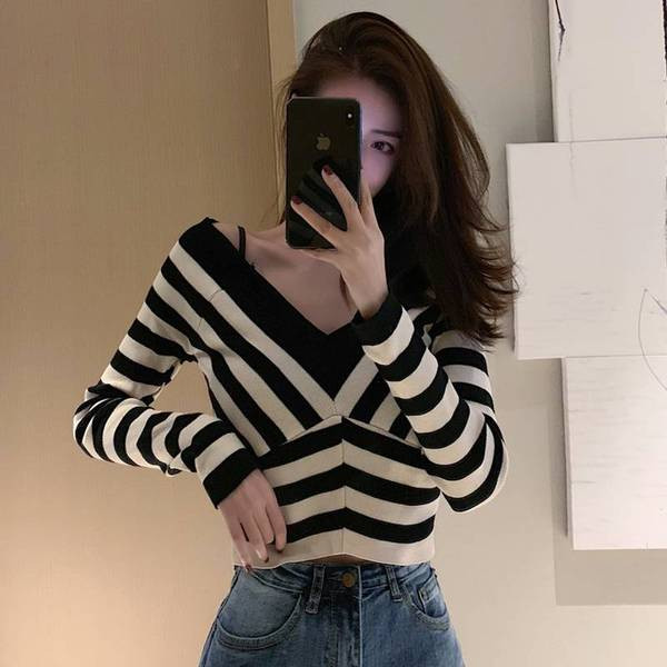 Модерна дамска раирана блуза къс модел с V-образно деколте 