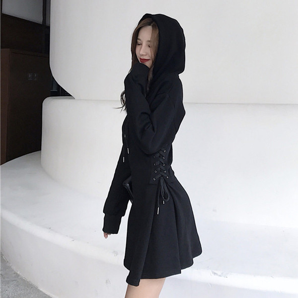 Спортно-ежедневна дамска рокля с качулка и връзки в черен и сив цвят