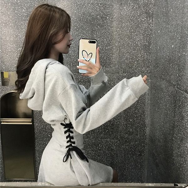 Спортно-ежедневна дамска рокля с качулка и връзки в черен и сив цвят