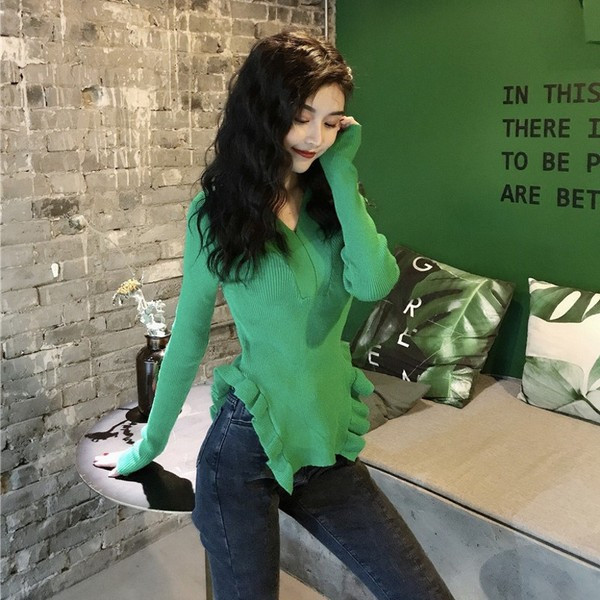 Стилен дамски пуловер асиметричен модел в черен,бял и зелен цвят 