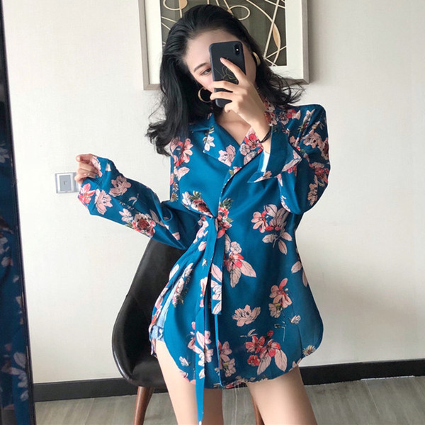 Актуална дамска риза с V-образно деколте и връзки в син цвят