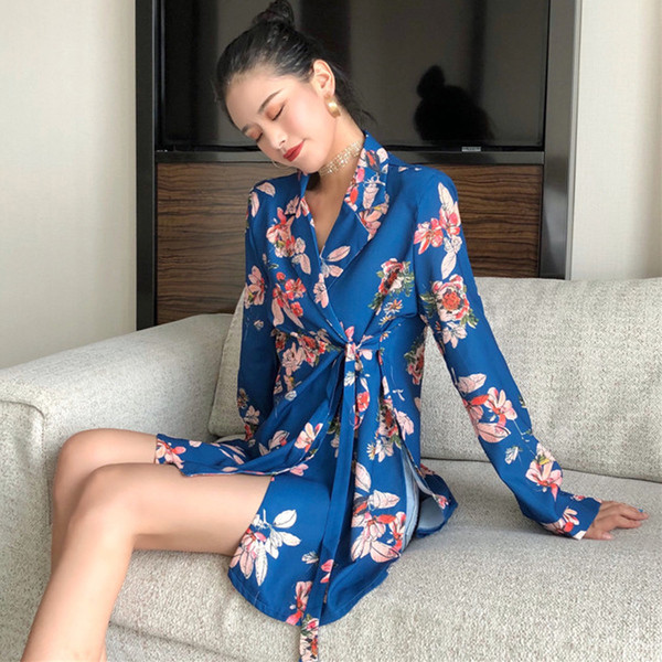 Актуална дамска риза с V-образно деколте и връзки в син цвят