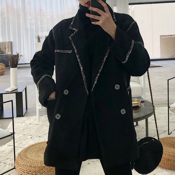 Елегантно дамско палто с V-образна яка и джобове в черен и сив цвят