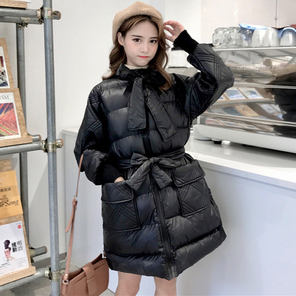 Зимно дамско яке с джобове и връзки в черен и бял цвят