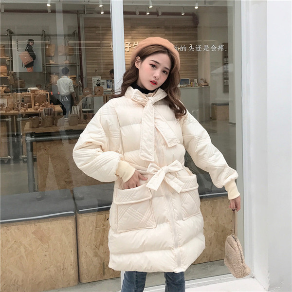 Зимно дамско яке с джобове и връзки в черен и бял цвят