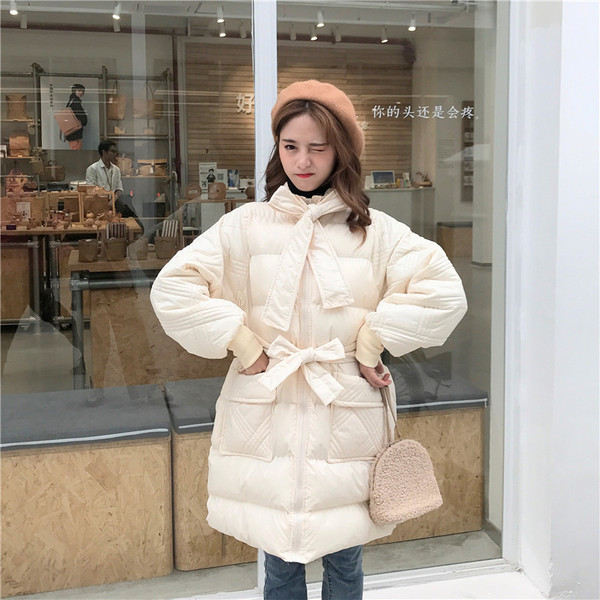 Зимно дамско яке с джобове и връзки в черен и бял цвят