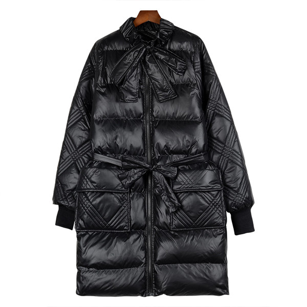 Зимно дамско яке с джобове и връзки в черен и бял цвят