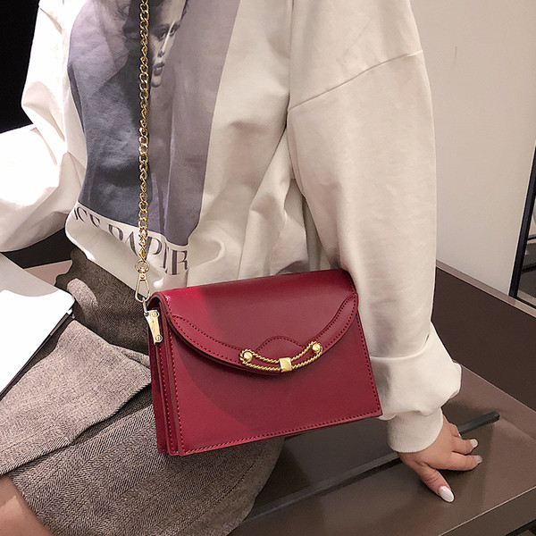 Geanta de dama eleganta cu maner metalic in trei culori