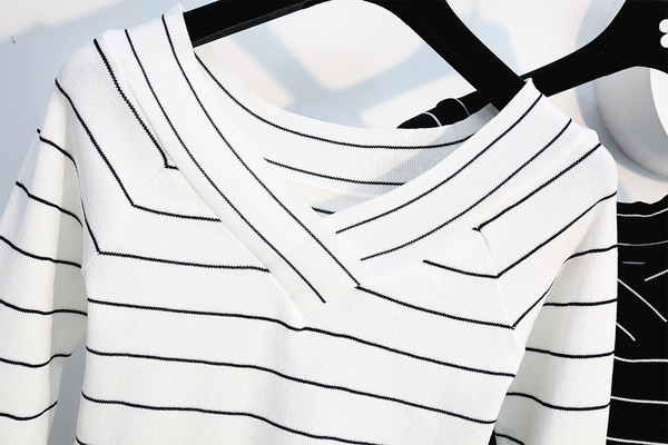 Bluză de damă modernă în dungi cu decolteu în V în două culori