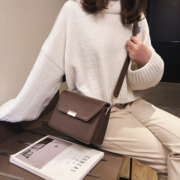 Geanta de dama eleganta din piele ecologica in negru, maro, alb si rosu