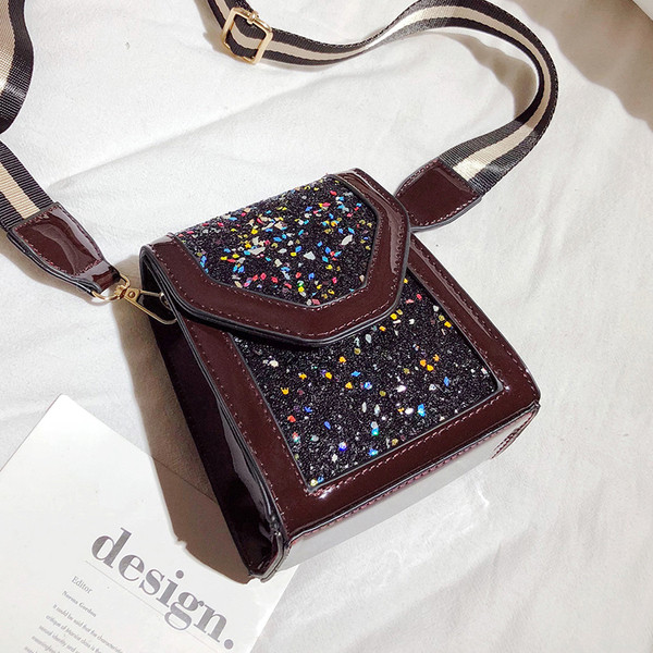 Κομψή μικρή δερματίνη γυναικεία τσάντα  σε μαύρο και καφέ χρώμα