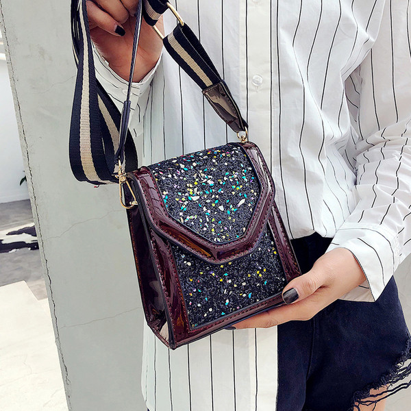 Κομψή μικρή δερματίνη γυναικεία τσάντα  σε μαύρο και καφέ χρώμα