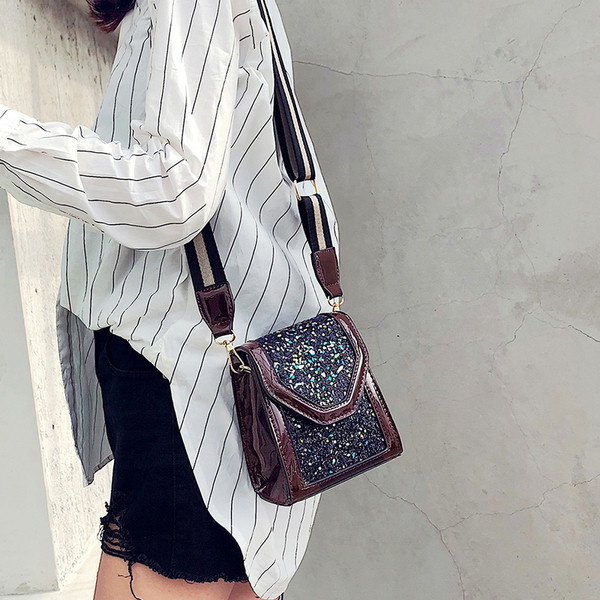 Κομψή μικρή δερματίνη γυναικεία τσάντα  σε μαύρο και καφέ χρώμα