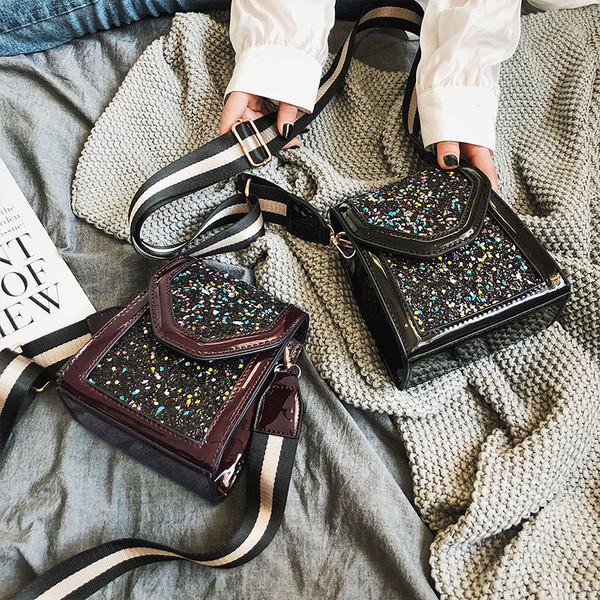 Κομψή μικρή δερματίνη γυναικεία τσάντα  σε μαύρο και καφέ χρώμα