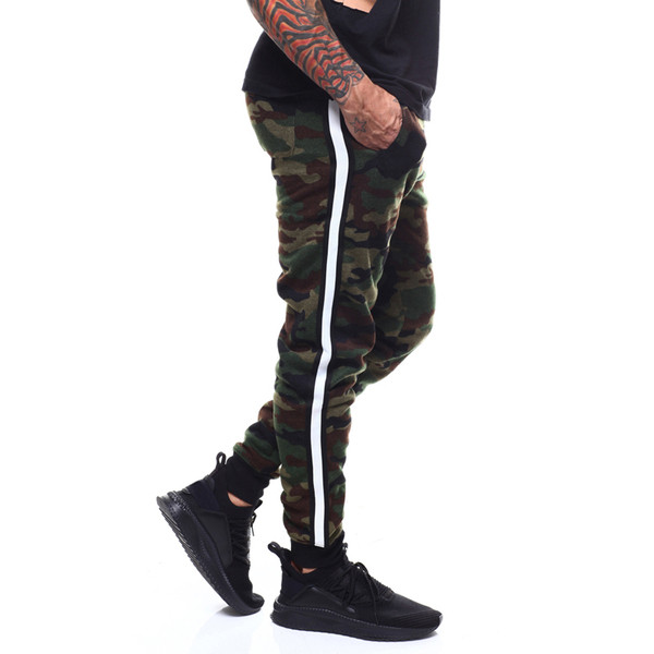 Pantaloni sport pentru bărbați cu margini laterale și model de camuflaj