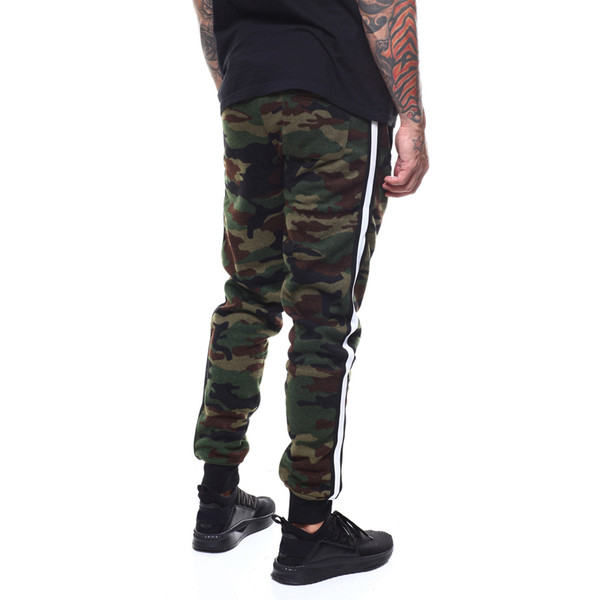 Pantaloni sport pentru bărbați cu margini laterale și model de camuflaj