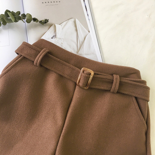 Pantaloni scurți de damă cu talie înaltă și curea