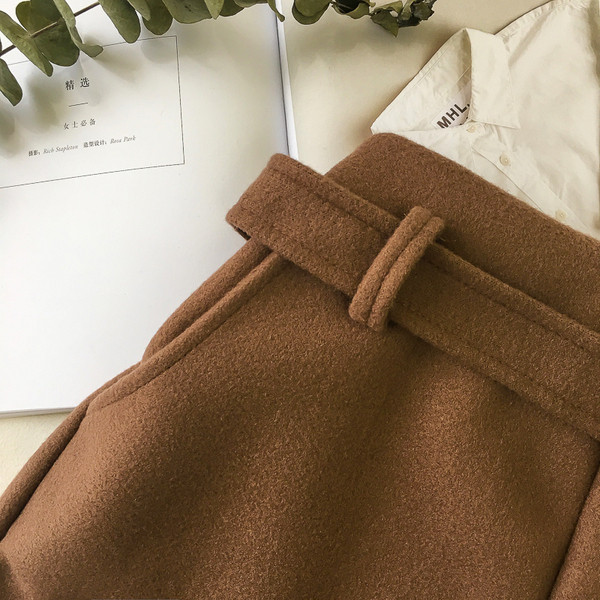 Pantaloni scurți de damă cu talie înaltă și curea