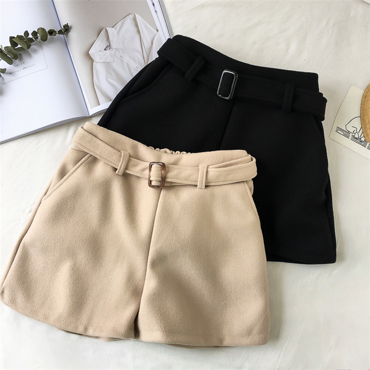 Pantaloni scurți de damă cu talie înaltă și curea