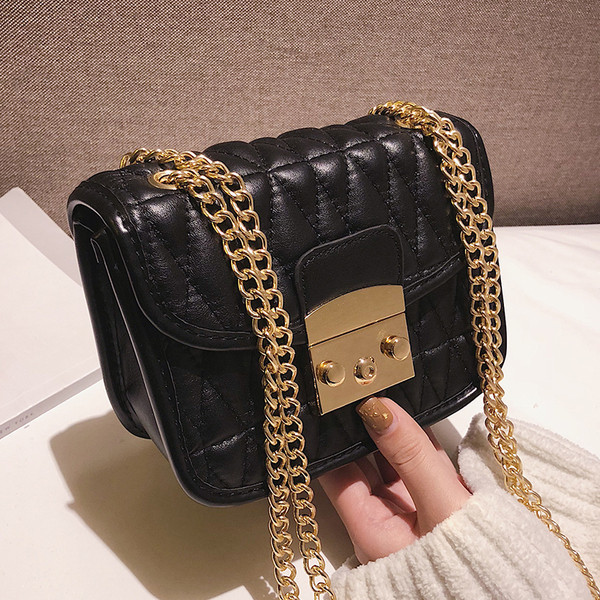 O geantă mică de damă cu mâner metalic și închizătoare în patru culori