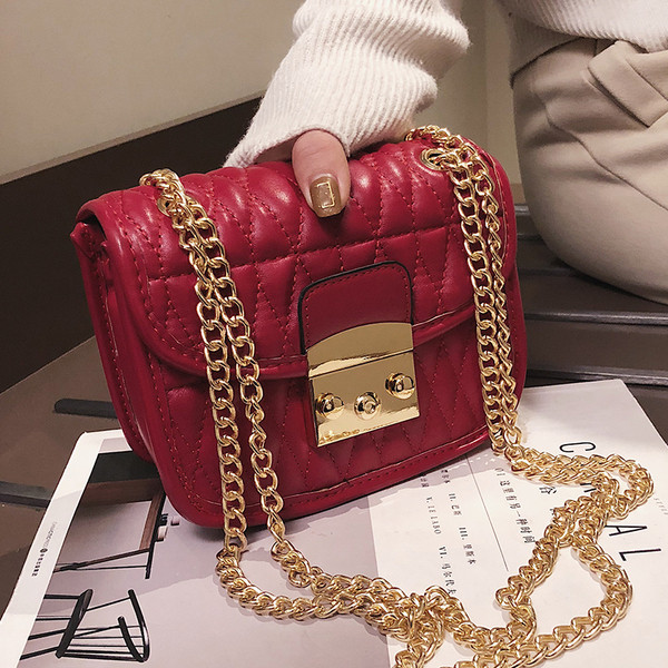 O geantă mică de damă cu mâner metalic și închizătoare în patru culori