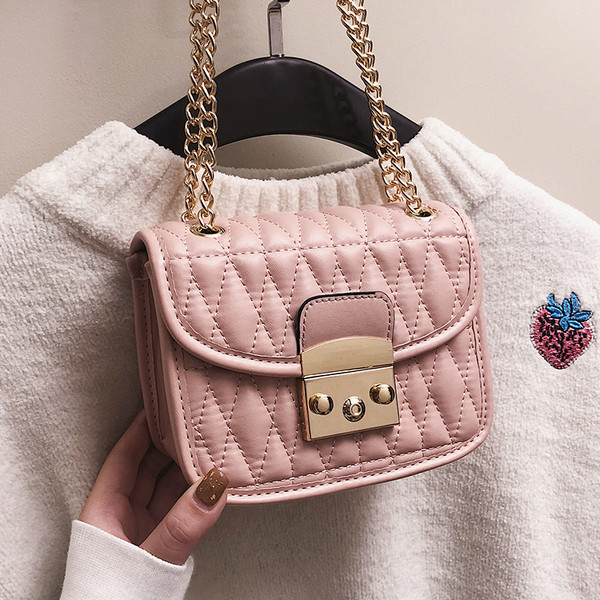 O geantă mică de damă cu mâner metalic și închizătoare în patru culori