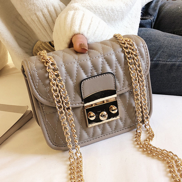 O geantă mică de damă cu mâner metalic și închizătoare în patru culori