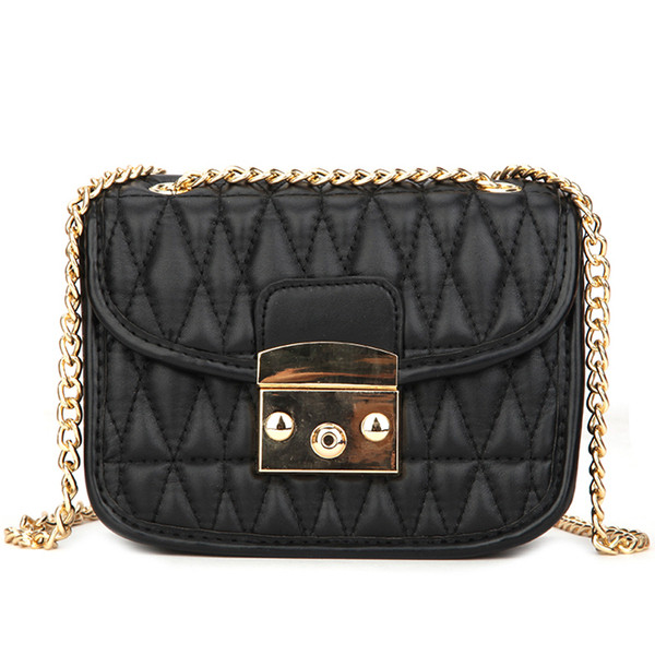 O geantă mică de damă cu mâner metalic și închizătoare în patru culori