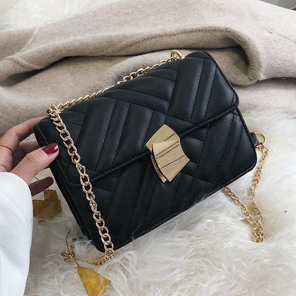 Δερματίνη γυναικεία τσάντα  σε μαύρο, λευκό και κόκκινο χρώμα