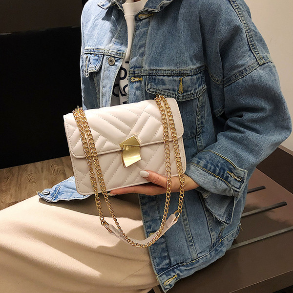 Δερματίνη γυναικεία τσάντα  σε μαύρο, λευκό και κόκκινο χρώμα