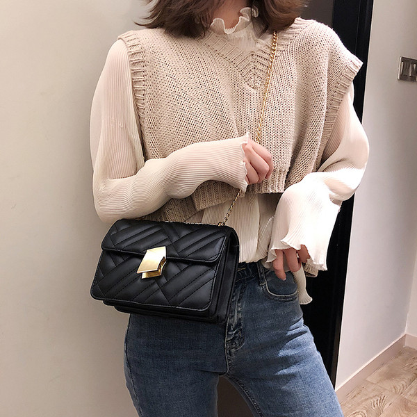 Δερματίνη γυναικεία τσάντα  σε μαύρο, λευκό και κόκκινο χρώμα