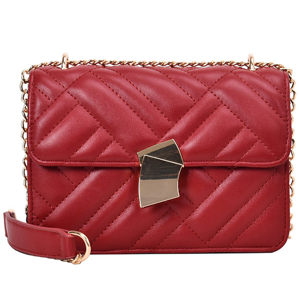 Δερματίνη γυναικεία τσάντα  σε μαύρο, λευκό και κόκκινο χρώμα