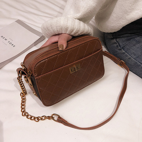 Geanta de dama moderna din piele ecologica de culoare maro, negru si visiniu