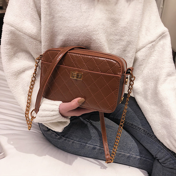 Geanta de dama moderna din piele ecologica de culoare maro, negru si visiniu