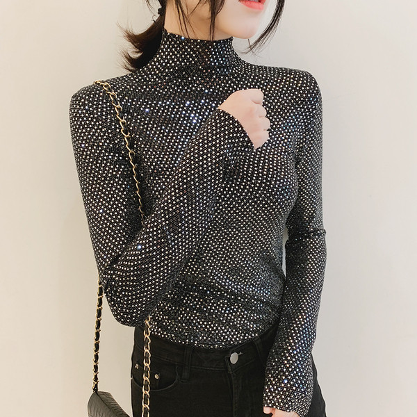 Bluză nouă de damă stilată cu un motiv strălucitor în mai multe culori
