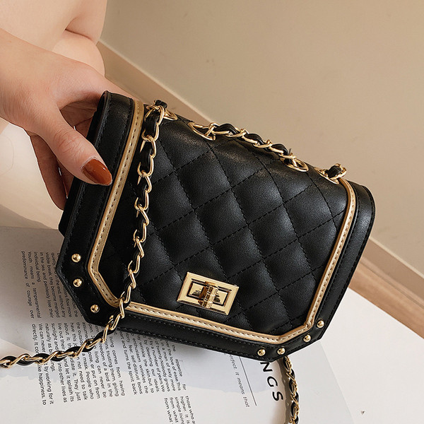 Κομψή γυναικεία δερματίνη τσάντα με μεταλλικά στοιχεία σε τρία χρώματα