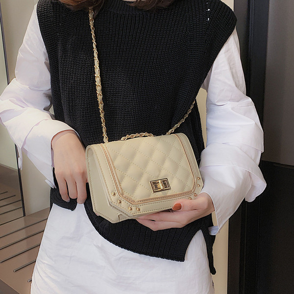 Κομψή γυναικεία δερματίνη τσάντα με μεταλλικά στοιχεία σε τρία χρώματα