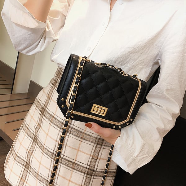 Κομψή γυναικεία δερματίνη τσάντα με μεταλλικά στοιχεία σε τρία χρώματα