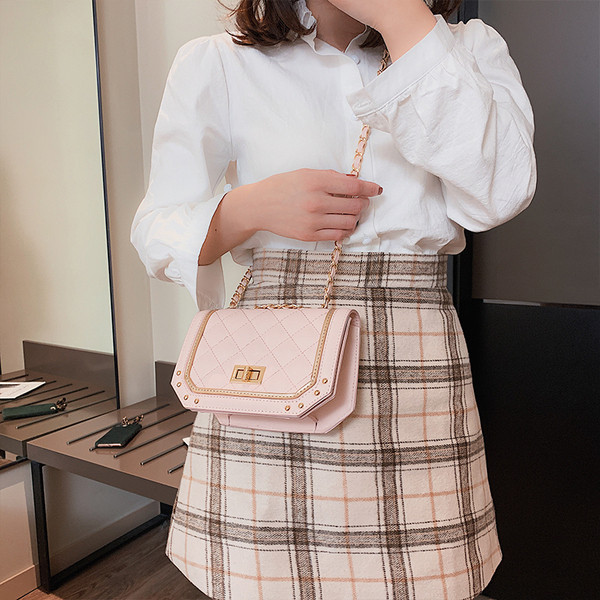 Κομψή γυναικεία δερματίνη τσάντα με μεταλλικά στοιχεία σε τρία χρώματα