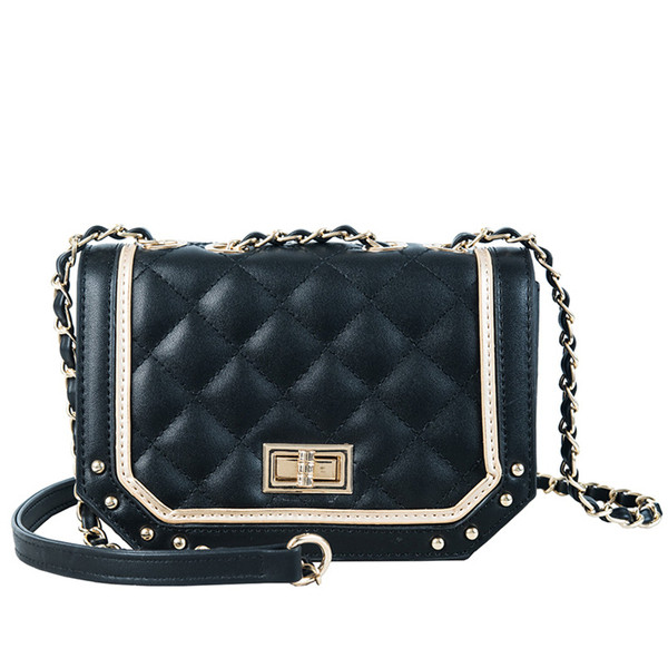 Κομψή γυναικεία δερματίνη τσάντα με μεταλλικά στοιχεία σε τρία χρώματα