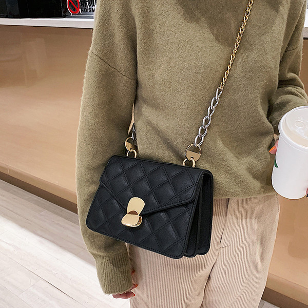 Geanta mica de dama cu maner metalic din piele ecologica in negru, roz si albastru