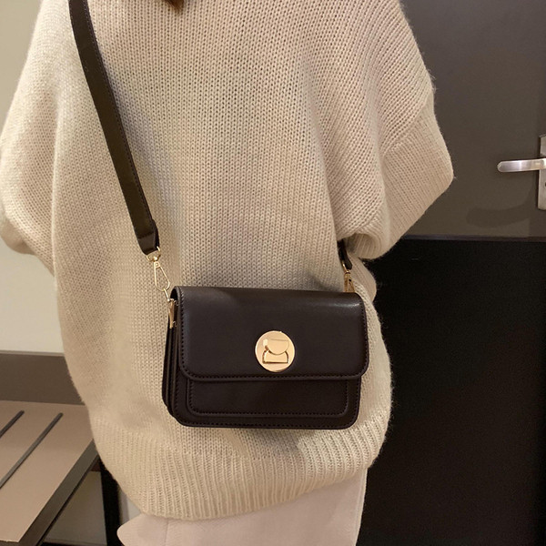 Κομψή γυναικεία δερματίνη τσάντα σε τρία χρώματα