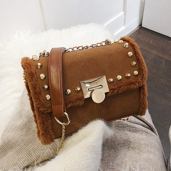 Μοντέρνα γυναικεία τσάντα με μεταλλικά στοιχεία σε τέσσερα χρώματα