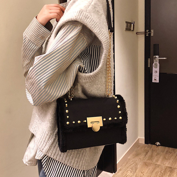 Μοντέρνα γυναικεία τσάντα με μεταλλικά στοιχεία σε τέσσερα χρώματα