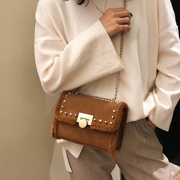 Μοντέρνα γυναικεία τσάντα με μεταλλικά στοιχεία σε τέσσερα χρώματα