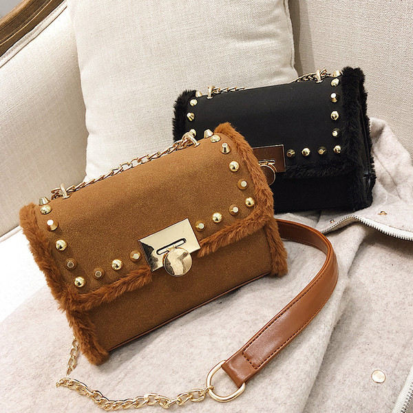 Μοντέρνα γυναικεία τσάντα με μεταλλικά στοιχεία σε τέσσερα χρώματα